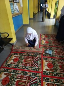 "Ibadah nyaman dimulai dari tempat yang bersih! 🌿✨ Setiap hari setelah salat Dzuhur, Anggota Ekstrakurikuler ROHIS 87 bergotong royong membersihkan mushola agar tetap rapi dan nyaman. Semoga menjadi amal jariyah bagi kita semua! 